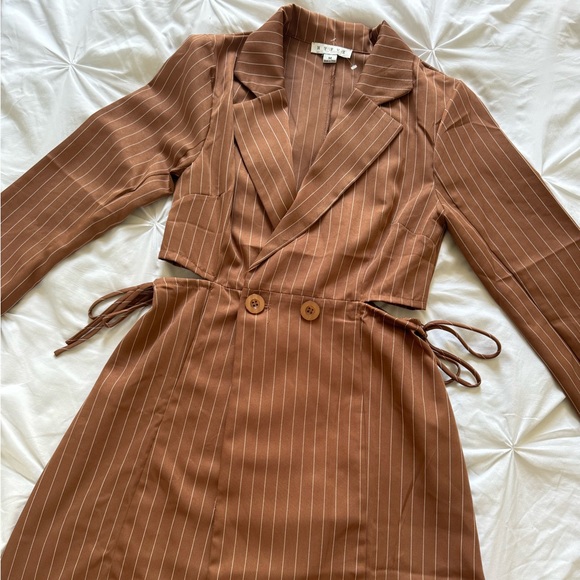 Tan and brown striped blazer dress with long sleeves #stripeddress #suit - Picture 1 of 4